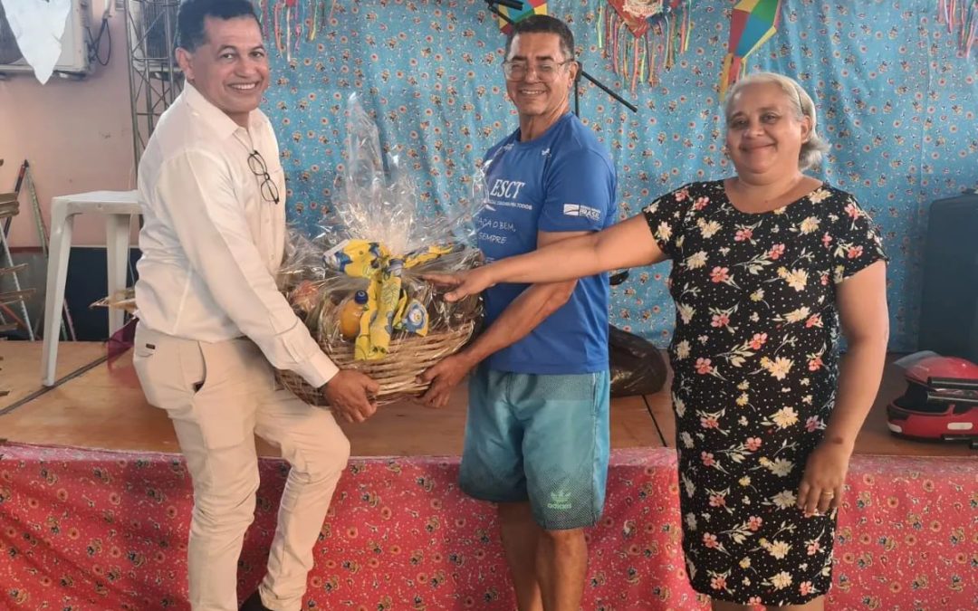 Entrega da cesta balaio sorteado no Arraiá ESCT